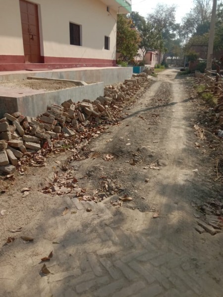 दबंग ग्राम प्रधान ने उखड़वा दिया खड़ंजा