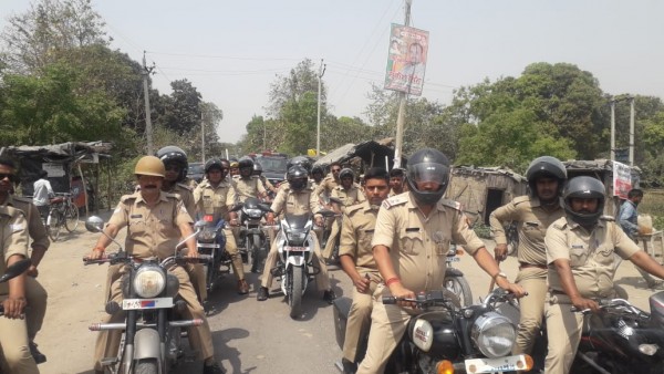 आगामी चुनाव व त्योहारों के मद्देनजर फखरपुर थानाक्षेत्र में रूट मार्च निकालते फखरपुर थाने के पुलिसकर्मी