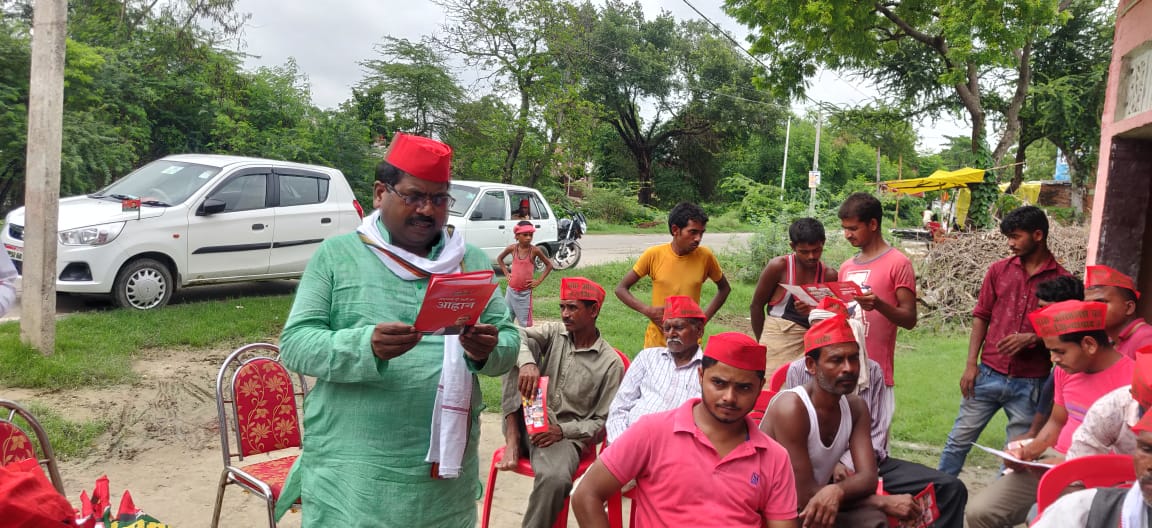 सपा विधायक अम्ब्रीश सिंह पुष्कर ने गांवों में जा जाकर किया लोगों को समाजवादी पार्टी के प्रति जागरूक
