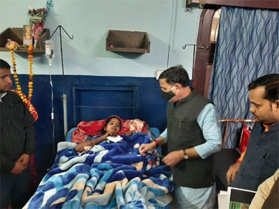 आरती का हाल जानने अस्पताल पहुँचे सांसद ,अवधेश के साहसिक कदम की किया सराहना