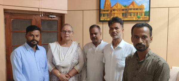 ई रिक्शा एंड ई ऑटो चालक संयुक्त मोर्चा ने लखनऊ महापौर से की मुलाकात