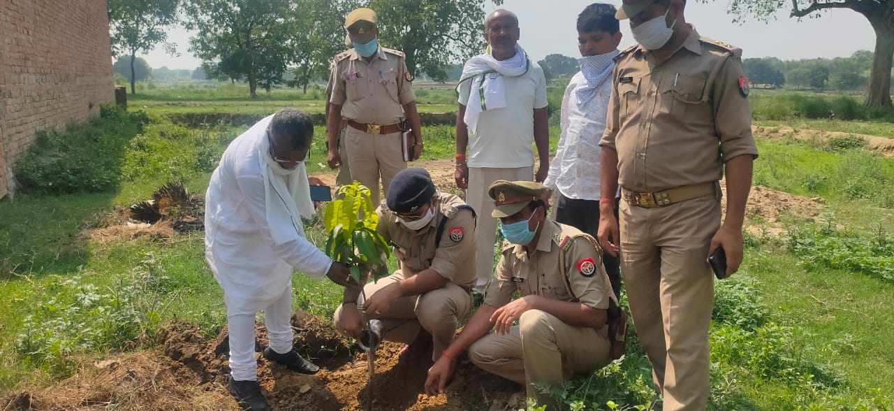 नव निर्माणधीन मंदिर परिसर में कौशाम्बी पुलिस अधीक्षक ने किया वृक्षारोपण