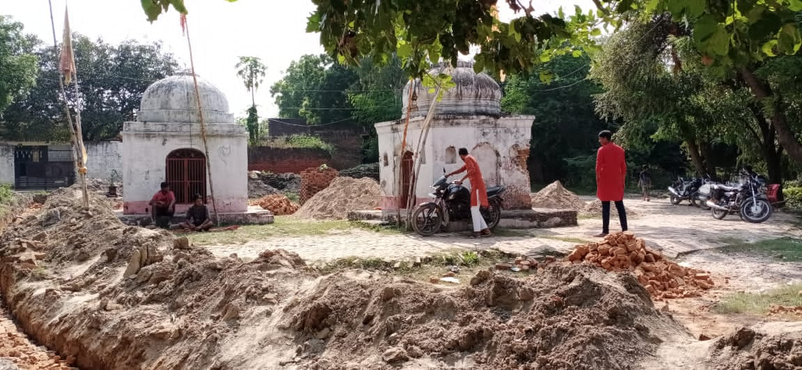 डेढ़ सौ वर्षों का पुराना मंदिर का कराया जा रहा पुनः र्निर्मा