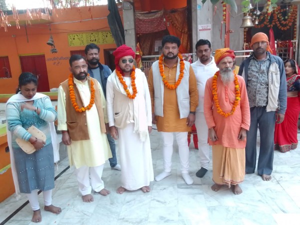 वसीम रिजवी से जितेंद्र त्यागी बनने पर राष्ट्रीय गौ रक्षक संघ ने मिष्ठान वितरित किया
