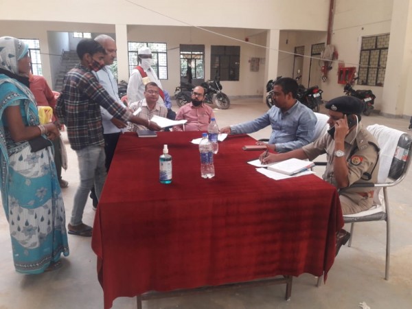 समाधान दिवस में पहुँचे डीएम और एसपी