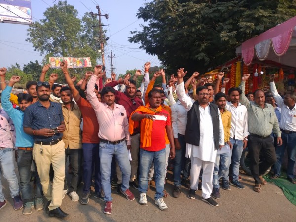 पूर्वांचल विद्युत वितरण निगम में आउटसोर्सिंग के माध्यम से नियुक्त मीटर रीडर को दीपावली पर नहीं मिला वेतन,  दिया ज्ञापन