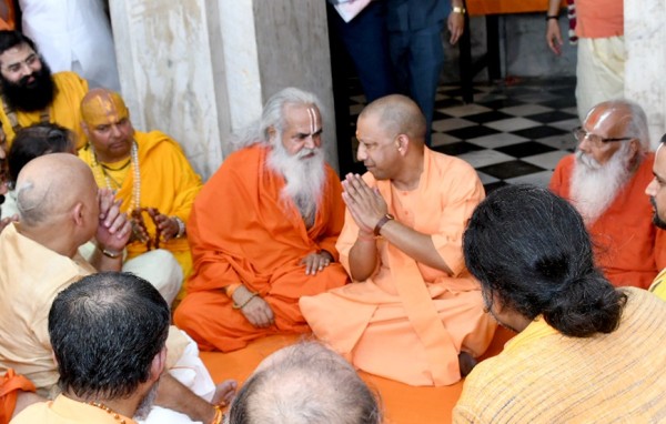 मुख्यमंत्री योगी ने राम जन्मभूमि आंदोलन के अग्रणी संत रामचन्द्र परमहंस दास जी की समाधि स्थल पर श्रद्धासुमन अर्पित किया