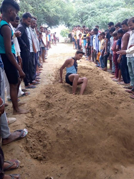 नाग पंचमी के पावन पर्व पर गांवों में आज भी कायम है सावन, कजरी गायन जैसी पुरानी परंपरा