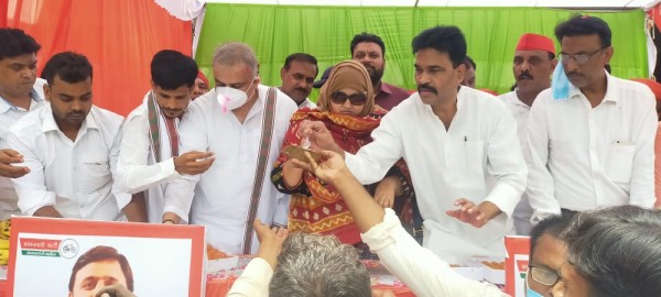 सपाइयों ने धूमधाम से मनाया पूर्व मुख्यमंत्री अखिलेश यादव का जन्मदिन