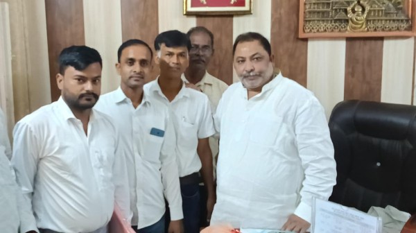 ई रिक्शा ऑटो एसोशिएशन ने परिवहन मंत्री दयाशंकर सिंह से की मुलाकात