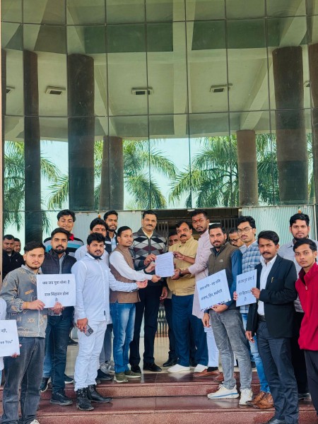 डॉ शकुन्तला मिश्रा राष्ट्रीय पुनर्वास विश्वविद्यालय के छात्रों ने UGC बिल के खिलाफ किया प्रदर्शन