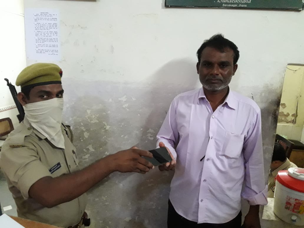थाना जीआरपी चारबाग लखनऊ के द्वारा 06 गुमशुदा फोन बरामद कर सुपुर्दगी में दिया गया