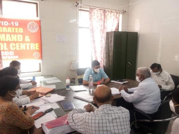 सांस लेने में दिक्कत वाले कोविड मरीजों को प्रतिदिन फालोअप किया जाये--सीडीओ