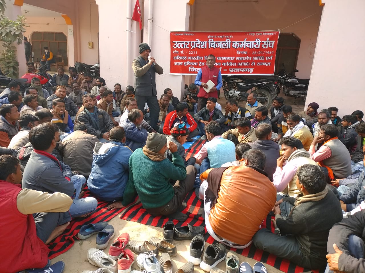 बिजली कर्मचारी संघ (एटक) ने अधीक्षण अभियंता कार्यालय पर किया प्रदर्शन, सौंपा ज्ञापन