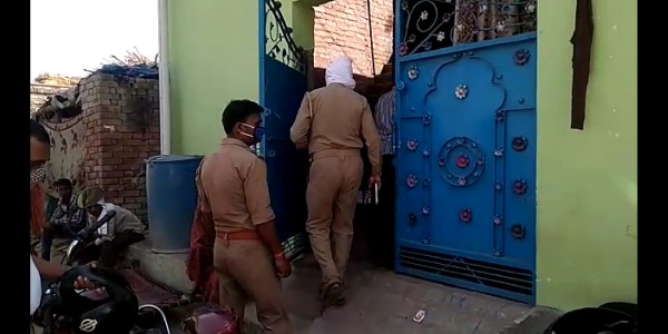 कानपुर के मिर्ज़ापुर गांव में पुलिस प्रशासन द्वारा महिला ग्राम प्रधान को गांव में शराब बेचने व पीने की रोक पर मुनादी करवाना भारी पड़ गया 