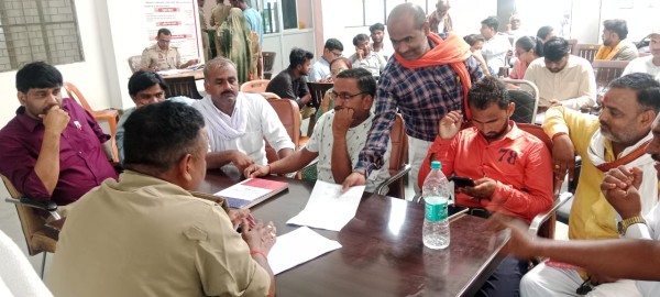 समाधान दिवस में फरियादियों ने दर्ज कराई अपनी शिकायत