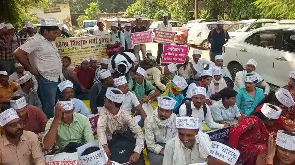68,500 शिक्षक भर्ती अभ्यर्थियों का SCIRT पर धरना