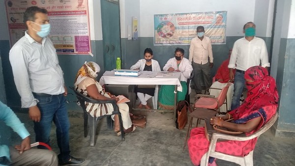 डा एन हुसैन की अगुवाई में अतिरिक्त स्वास्थ्य केन्द्र देवरपट्टी बिहार में चल रहा है टीकाकरण