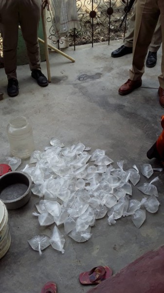 हरदोई पिहानी के दानपुर व कुल्लही में आबकारी विभाग व पिहानी पुलिस ने की कच्ची शराब बनाने वालों के घर मार छापा
