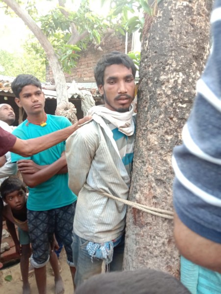 चोर की ग्रामीणों ने पेड़ से बांध कर की जमकर धुनाई, किया पुलिस के हवाले