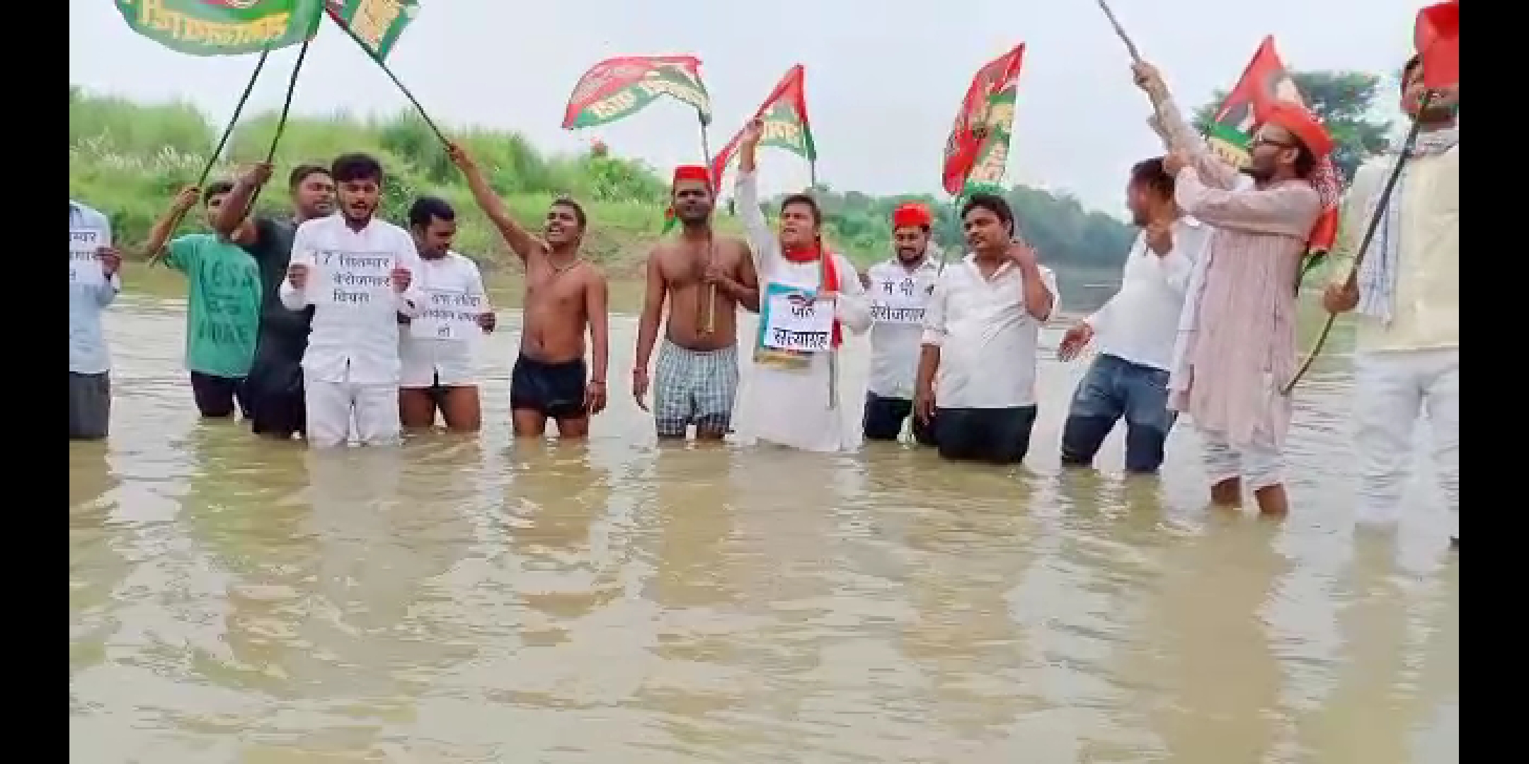 सरकारी नौकरियों में शुरुआती 5 वर्ष तक संविदा कर्मी के रूप में तैनाती के प्रस्ताव का समाजवादी छात्रसभा ने जमकर विरोध प्रदर्शन किया