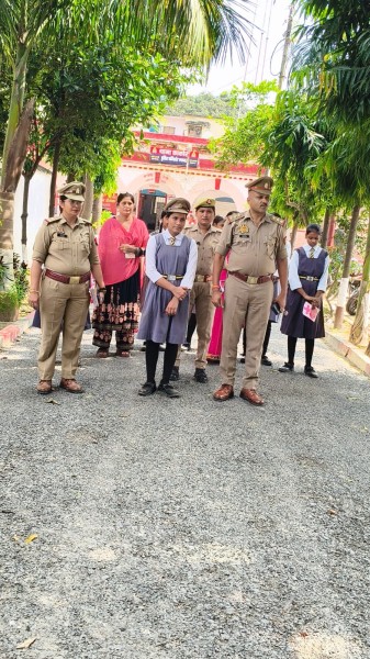 मिशन शक्ति: 'एक दिन की इंस्पेक्टर' बनी सातवीं की छात्रा