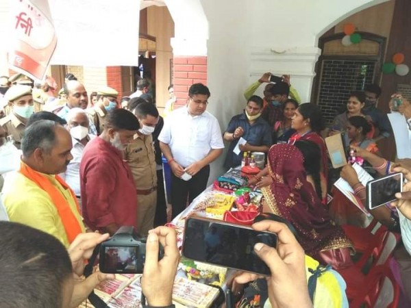 जनपद में मिशन शक्ति अभियान के तहत उत्कृष्ट कार्य हेतु 75 महिलाओं को किया गया सम्मानित