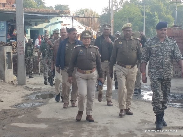 थाना कौशाम्बी पुलिस ने सीपीएमएफ के साथ मिश्रित आबादी क्षेत्र में किया भ्रमण।