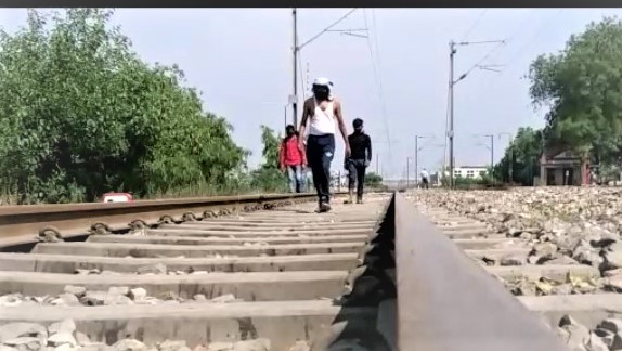 रेल की पटरियाँ से अपने घरो की ओर लौट रहे प्रवासी मजदूर