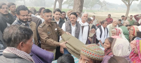 अपर पुलिस अधीक्षक राजेश कुमार सिंह ने गरीबों को वितरण किया कम्बल