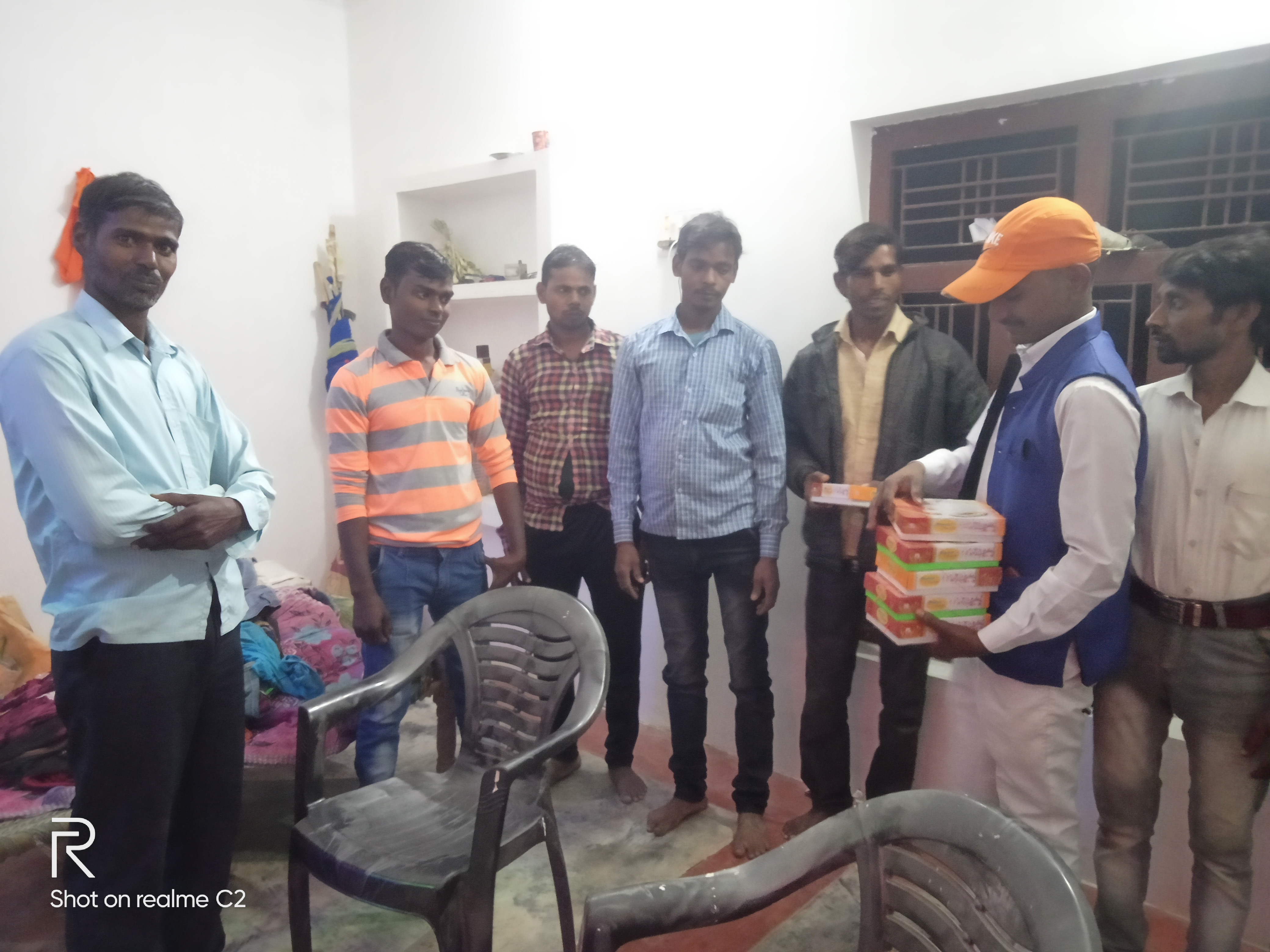 दीपावली के पावन पर्व पर पत्रकार जितेंद्र कुमार वर्मा के घर वितरित की गई ग्राम सभा के लोगों को मिठाई