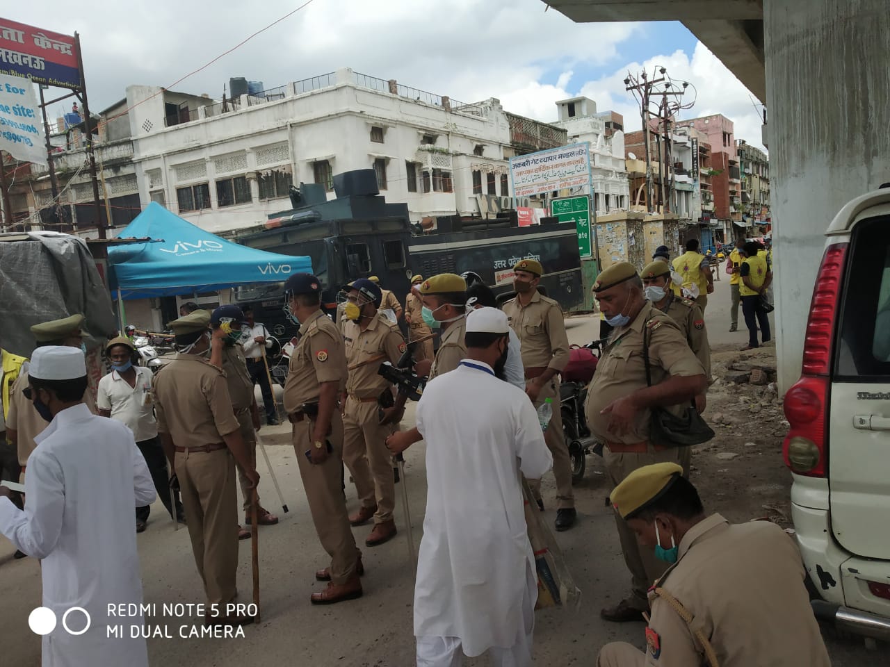 आज आल इंडिया पयामे इंसानियत फोरम ने ड्यूटी पे तैनात पुलिस के जवान को पानी बिस्किट दिए