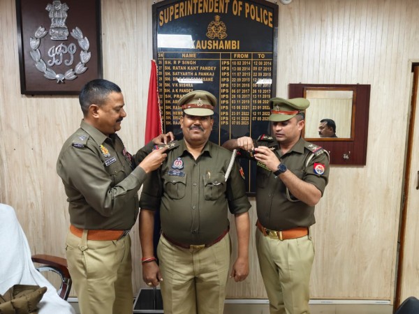 उपनिरीक्षक राकेश राय को स्टार लगाकर एसपी ने पदोन्नति प्रदान की