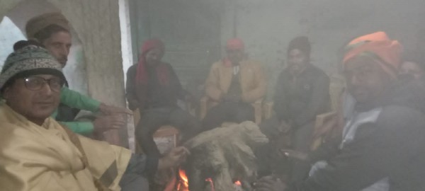 प्रतापगढ़ में बारिश ने बढ़ाई ठंड, घरों में दुबके लोग
