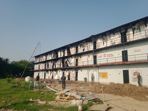 एयरपोर्ट परिसर में मजदूरों के तीन मंजिला लेबर कैंप में लगी भीषण आग