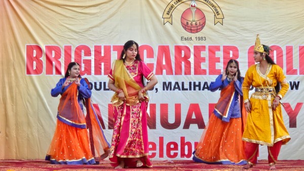 मलिहाबाद के ब्राइट कैरियर गर्ल्स कॉलेज में वार्षिकोत्सव की धूम